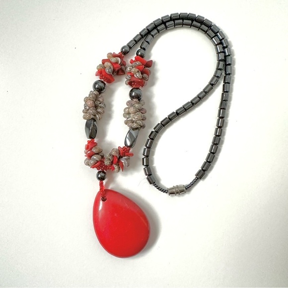 Vintage 80's Hematite and Shell Red Beaded Necklace Teardrop Pendant - 20 Inches - Picture 6 of 8